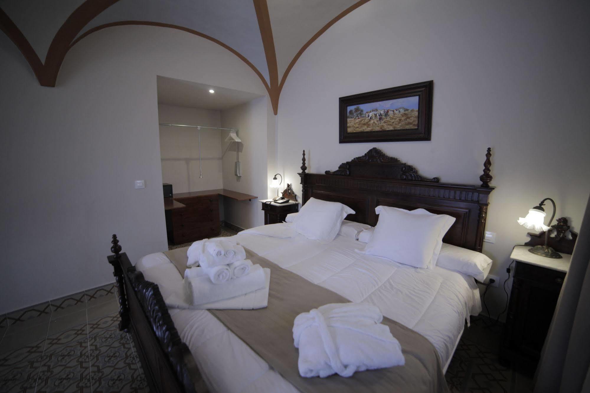 Hotel La Giralda Burguillos Del Cerro Eksteriør billede